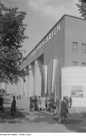 Besucher vor der Messehalle der Volksrepublik Bulgarien, Herbstmesse 1953