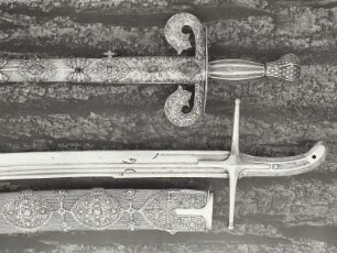 Teilansicht zweier Schwerter mit Scheide aus der Rüstkammer in Dresden