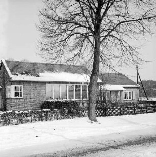 Volksschule: davor Vorgarten, Hecke, Zaun und Baum: Winter