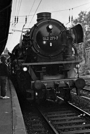 Hamburg-Harburg: Bahnhof: Fahrt nach Cuxhaven mit einer Dampflokomotive Baureihe 042 der Firma Borsig