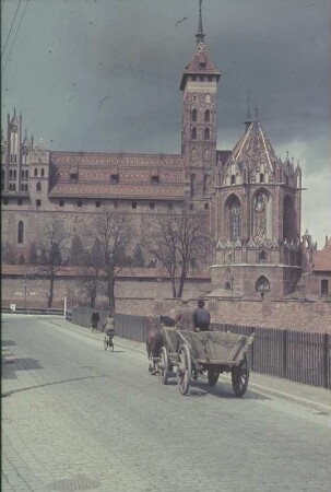 Marienburg (Malbork). Marienburg. Hochschloss (1280/1344) mit Sankt Marien-Kirche mit Muttergottesbild. Ansicht von einer Brücke mit Pferdefuhrwerk