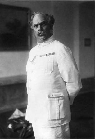 Der Bibliothekar. Schwank in vier Akten von Gustav von Moser. Staatsschauspiel Dresden, Premiere 18.04.1931 : Walther Kottenkamp als Macdonald