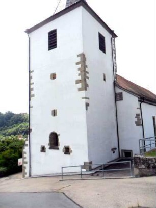 Kirchturm von Ostnordosten in Übersicht mit Schießscharten (im Mittelgeschoß Schlüsselloch- und Schlitzscharte) und neuzeitlicher Glockenstube sowie Büchsenscharten im Erdgeschoß