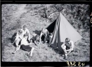 Treffen einer antifaschistischen Widerstandsgruppe (Mitte: Elli Beierlein, 2. von links: Arbeiterfotograf Erich Meinhold), Pfingsten 1933 in der Jugendherberge "Gifthütte" in Hormersdorf : Treffen einer antifaschistischen Widerstandsgruppe Pfingsten 1933