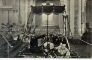 Aufbahrung des verstorbenen dänischen Königs Friedrich VIII. in der Domkirche