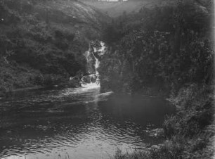 Wasserfall : Ein Wasserfall, der in ein Gewässer mündet