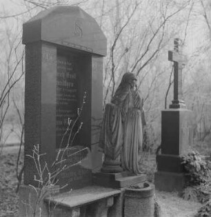 Grabstein und Grabplastik auf dem Südfriedhof
