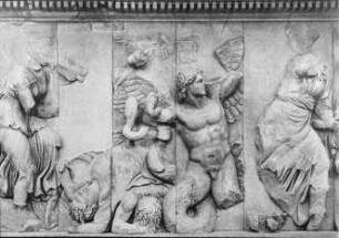 Berlin, Pergamonaltar, Nordfries, Aphrodite und Dione im Kampf mit Giganten, kleinasiatischer Marmor; Staatliche Museen zu Berlin - Preußischer Kulturbesitz, Antikensammlung