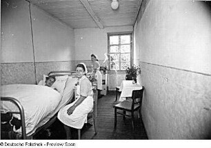 Krankenzimmer : Kreiskrankenhaus (um 1905). Schwestern und Patienten im Krankenzimmer