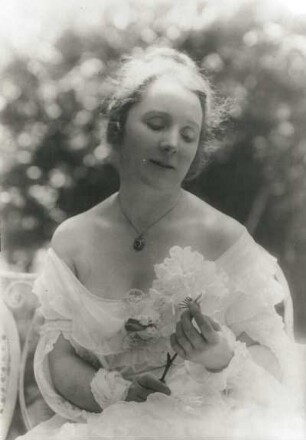Porträt Hermine Körner : Porträt Hermine Körner (1878-1960; Schauspielerin). Aufnahme in der Natur von Grete Back. Dresden, 1909/1915. Positiv, 39 x 27,8 cm. Ausstellung: Photographie in Dresden, 1982