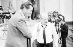 Donaueschingen: Donaueschinger Musiktage; Roman Vlad, Ernest Bour; mit erhobenem Finger
