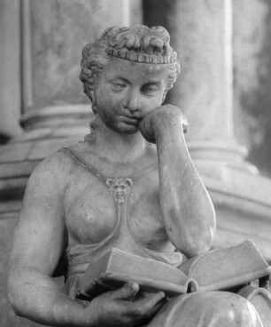 Freiberg (Sachsen), St. Marien, Fürstengruft, Moritzmonument im Vorchor weibl. Figur, Allegorie der Wissenschaften und Künste; Kenotaph für Kurfürst Moritz von Sachsen