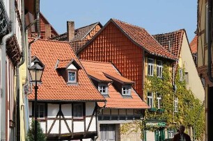 Altstadtsanierung in Halberstadt : Bei alliierten Bombenangriffen wurde die Fachwerkstadt am nördlichen Harzrand am 8. April 1945 zu 82 Prozent zerstört. Erst nach 1990 wurde die Innenstadt wieder aufgebaut, wurden viele alte Häuser saniert. Bild: Häuser in der Altstadt. Aufgenommen in Halberstadt im Mai 2008