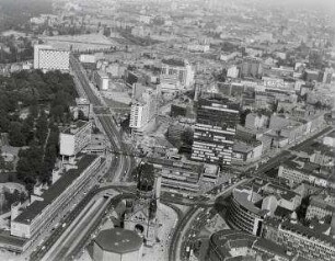 Luftaufnahme, Blick von Westen auf den Breitscheidplatz. Berlin-Charlottenburg, Tauentzienstraße, Budapester Straße
