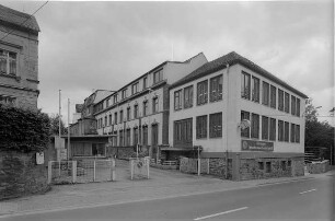 Freiberg (Sachsen), Fabrikgebäude der Freiberg Präzisionsmechanik. Straßenansicht mit Werktor