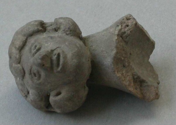 Fragment de hochet en terre cuite (tête en terre cuite)