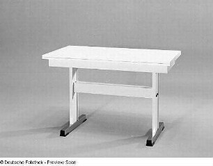Eßtisch (Modell T 146/7)