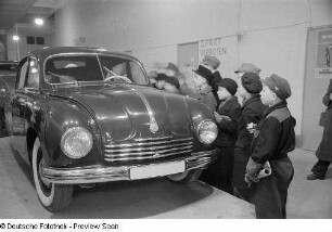 Kinder vor einem Tatra T600