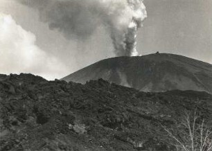 Golf von Neapel. Vesuv (1270 m) in Tätigkeit. Blick vom Monte Somme auf den jüngsten Eruptionskegel mit der oberen Standseilbahn