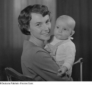 Familienporträt Oma, Enkelin mit Baby