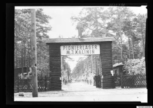 Pionierlager Kalinin, Eingang; Foto 1962