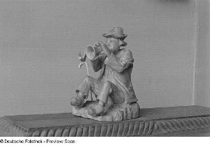 Eine geschnitzte Holzfigur in der Laienkunst-Ausstellung im Grassimuseum