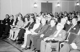 20. Tagung 1970 Chemiker: K. Tizian, F. Sieder, Lars Onsager, Dorothy Hodgkin, Frau Huber, L. Huber, Frau Steurer, H. Leussink, Oberbürgermeister Steurer, Leopold Ruzicka; 2. Reihe ganz links. Nikolai N. Semenov, N. Platé, Adolf Butenandt, nicht besetzter Platz, Harold C. Urey, Feodor Lynen