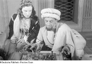 Szenenbilder aus dem Stück "Nathan der Weise" von Gotthold Ephraim Lessing im Deutschen Theater Berlin : Szene mit Ingeborg Senkpiel als Sittah (links) und Alfred Balthoff als Derwisch (rechts)