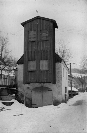 Spritzenhaus mit Steigerturm der FFW Steinbach : Steigerturm wurde bereits in den 60er Jahren abgerissen; das Gebäude nach 1991 - heute Parkplatz