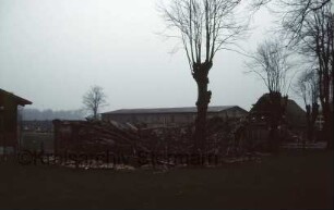 Gut Tangstedt: Ruine des ehemaligen Torhauses: Trümmer: davor Bauzaun: im Hintergrund Gebäude