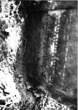 Grabstein 961 (Index: 99751415) Material: Sandstein Zustand: verwittert mit großem Textverlust Maße HxBxT: 68x51x8 cm Beschreibung: Stele, eingezogener Rundbogenabschluß, Schriftfeld eingetieft: Grabstein 961B