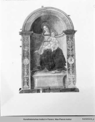 Madonna mit dem Christuskind in einer Nische