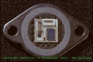 Hybridschaltung mit Beschleunigungssensorelementen durch Lithographie und Galvanische Abformung (LIGA) des Instituts für Mikrostrukturtechnik (IMT)
