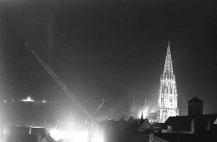 Freiburg: Vom Dach des Colombi Hotels, angestrahltes Münster