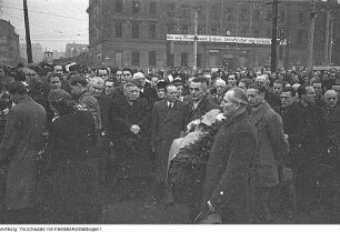 Dresden, Postplatz. 6. Gedenktag "13. Februar 1945". Kranzniederlegung und Kundgebung, 13. Februar 1951