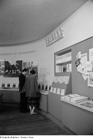 Fachbesucher am Messestand des Tribüne Verlags
