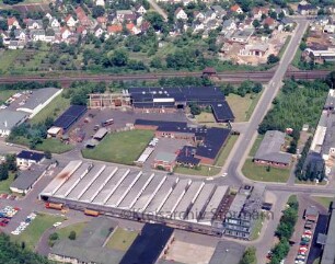 Wilhelm Rohde KG und Rohrbogenwerk Böhling (Brückenstraße 4): Luftbild des Gewerbegebietes: im Vordergrund Befestigungstechnik Ahrensburg (BEA), im Hintergrund Bahnstrecke Hamburg-Lübeck und das Wohngebiet an der Hamburger Straße