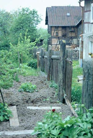 Nutzgarten; Zaun mit Schiefersäulen