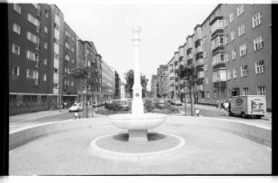 Kleinbildnegative: Marmorbrunnen und Meilenstein, Innsbrucker Platz, 1980