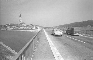 Vilshofen: von der Autobahnbrücke [Regensburger Straße] auf die Stadt, mit Brücke