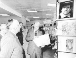 Erich Mückenberger besucht eine Ausstellung der DSF