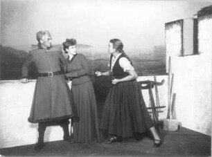 Griselda. Zehn Szenen von Gerhart Hauptmann. Staatsschauspiel Dresden, Dresdner Erstaufführung 14.10.1931 : Paul Paulsen als Graf Eberhard, Antonia Dietrich als Baronin und Grethe Volckmar als Griselda