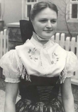 Sonntagstracht aus Hoske : Kleidung - katholische Tracht. Ort: Hózk / Hoske. Katholisches Mädchen in Sonntagstracht.