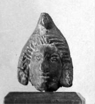 Maske mit phrygischer Mütze und herabhängenden Haaren