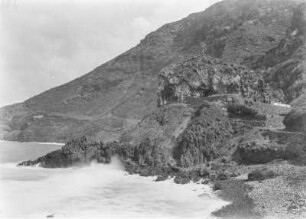 Steilküste : Blick vom Strand auf die Steilküste Teneriffas