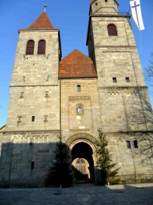 St. Salvator - Ansicht von Westen mit Nord- und Südturm sowie romanischem Hauptportal
