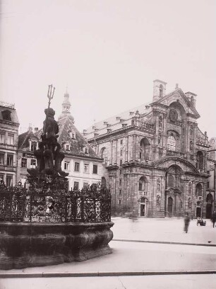 Bamberg, Blick über den Grünen Markt : Bamberg. Grüner Markt. Blick über den Neptunsbrunnen (J.K. Metzner) zur Jesuitenkirche Sankt Martin (G. Dientzenhofer, J. L. Dientzenhofer)