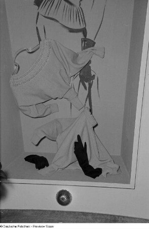 Damenmode in einer Vitrine auf der Leipziger Frühjahrsmesse