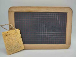 Schiefertafel mit Schwämmchen