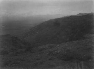 Hügellandschaft : Hügeliges Land in Mexiko. Im Vorgergrund Steine auf dem Hang.